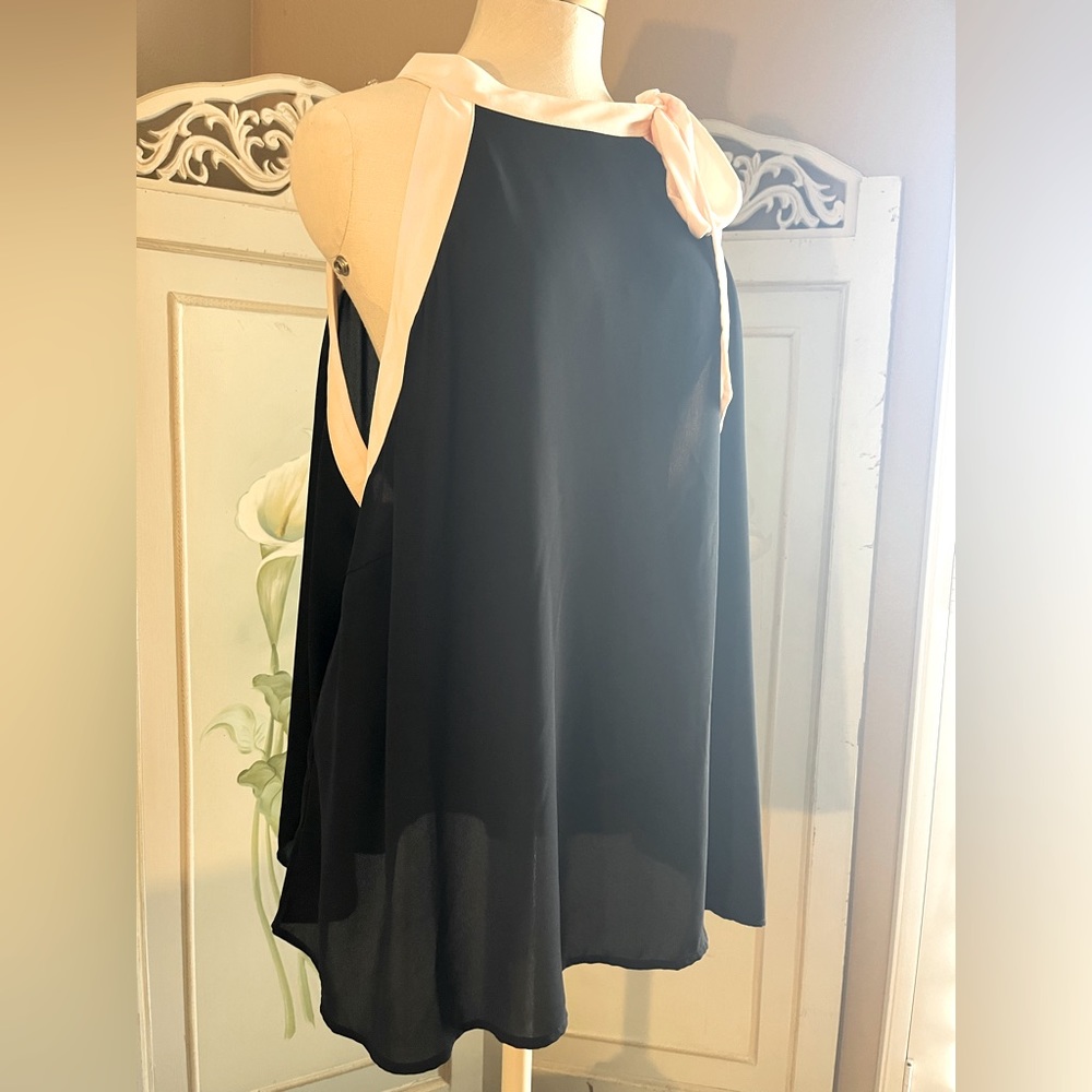 Forever 21 sleeveless blouse with ties at neck razor back Size 3X never worn